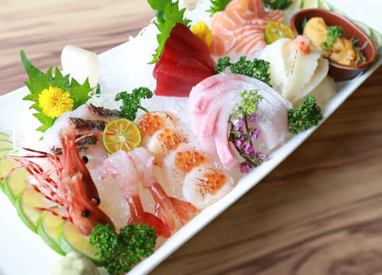 如何提升生魚片美味以及樂趣 生魚片醬油山葵蘿蔔絲洋蔥絲蔥花蒜末金桔 野草居食屋